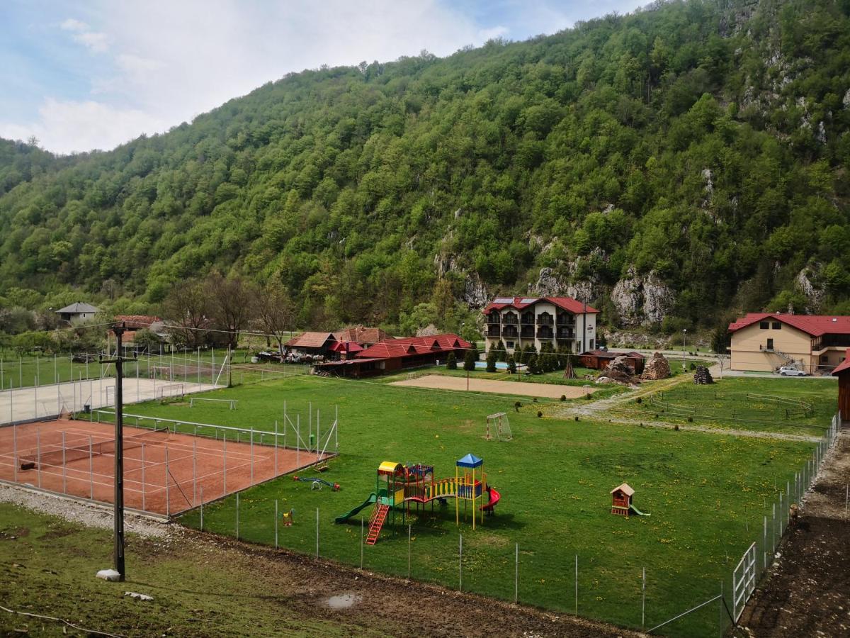 Hotel Carpathia Onceşti Exterior foto