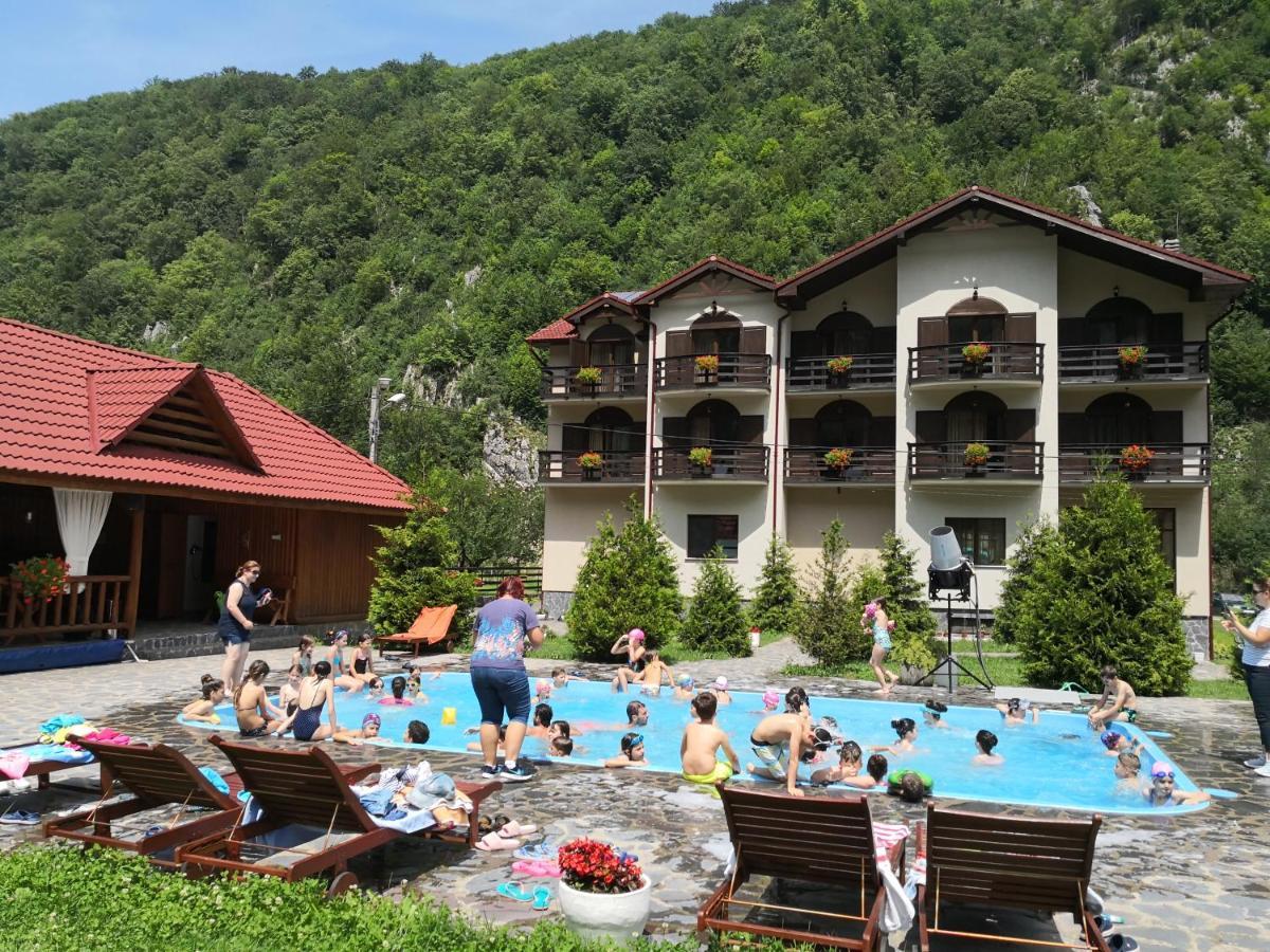 Hotel Carpathia Onceşti Exterior foto