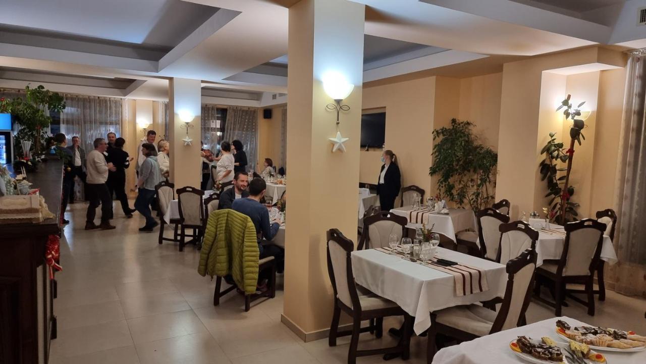 Hotel Carpathia Onceşti Exterior foto