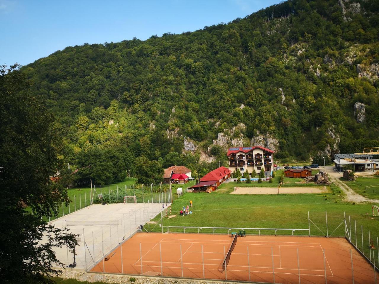 Hotel Carpathia Onceşti Exterior foto